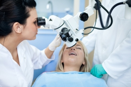 Demed Warszawa stomatolog dentysta leczenie kanalowe pod mikroskopem